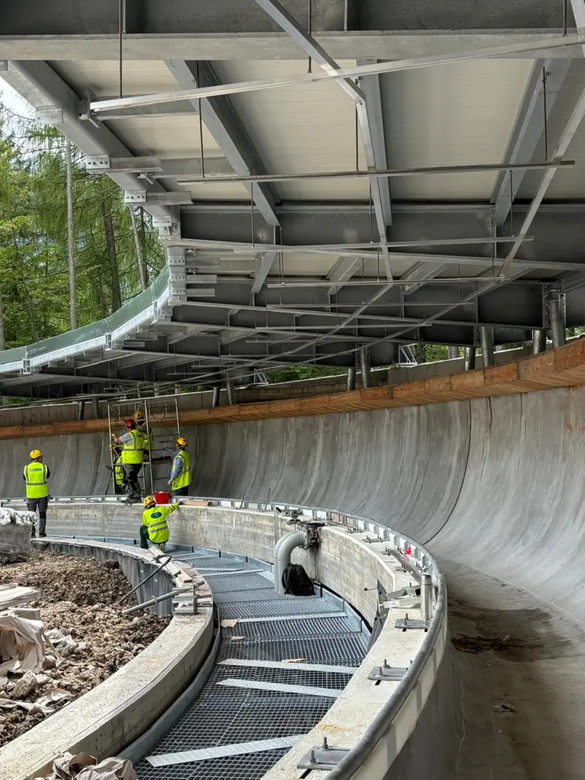 Operai al lavoro nella pista da bob di Cortina