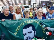 Una manifestazione per la liberazione di Alberto Trrentini, al centro la madre Armanda Colusso