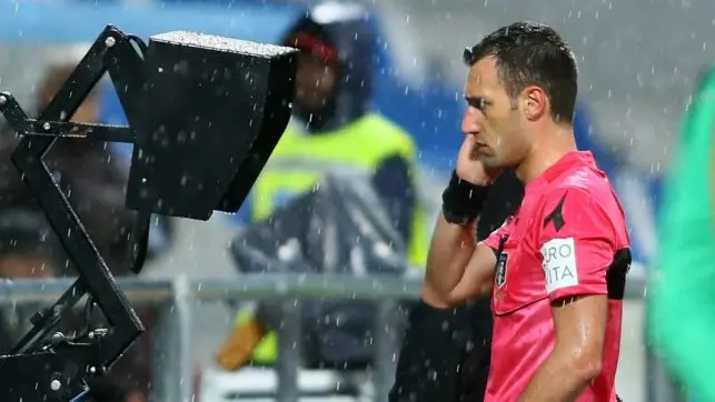 Un arbitro di serie A al var