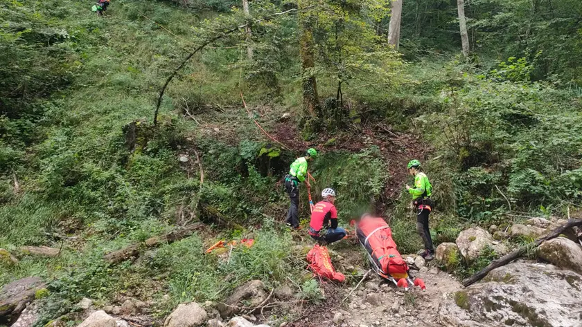 Le operazioni di recupero da parte degli uomini del Soccorso alpino