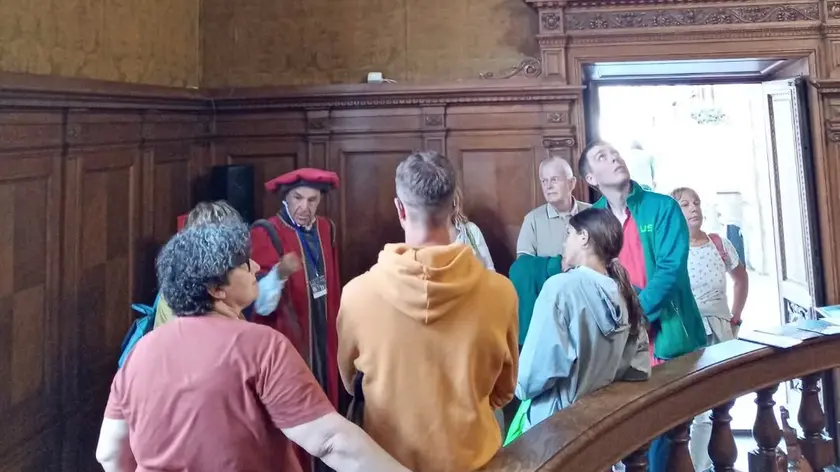Un momento di una visita guidata all’interno della sala del consiglio comunale di Feltre
