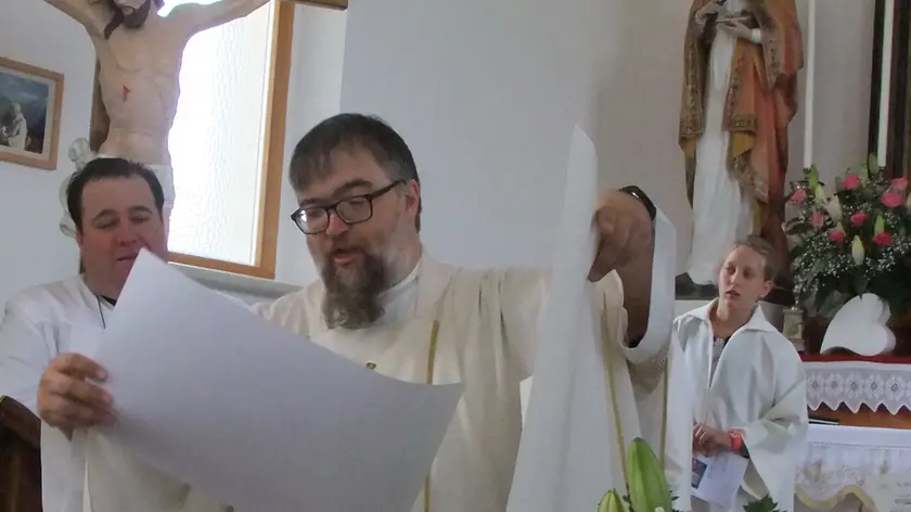 Don Fabio Fiori durante una celebrazione