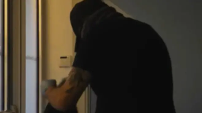 Il ladro al momento di andarsene con il bottino