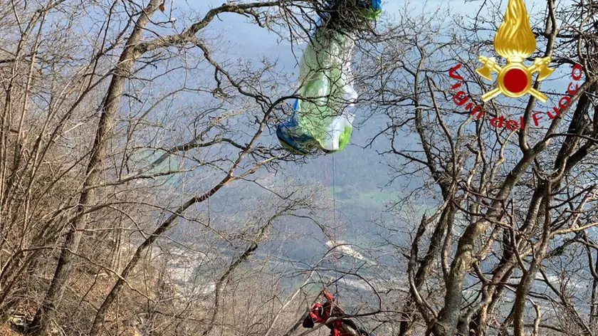 Un incidente con il parapendio risolto dai vigili del fuoco