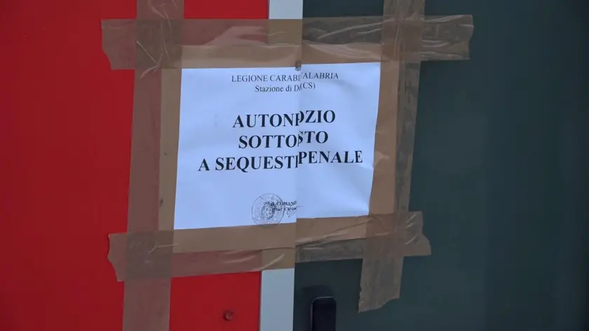 Un frame tratto da un video girato a Diamante (Cosenza) mostra il food truck posto sotto sequestro dopo l'episodio in cui ha perso la vita una persona e altre 9 ricoverate, alcune in gravi condizioni