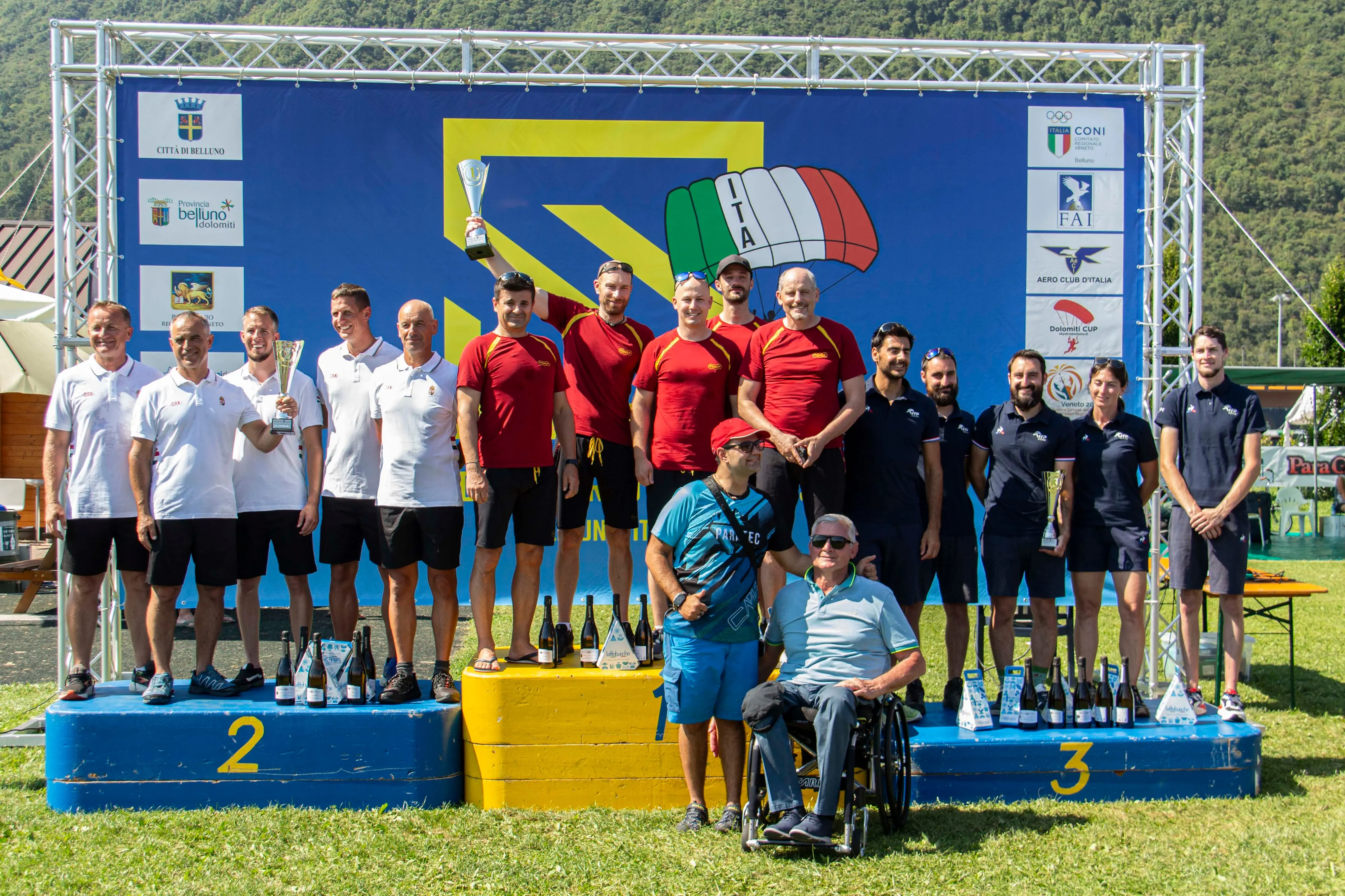 La premiazione del trofeo Città di Belluno di paracadutismo