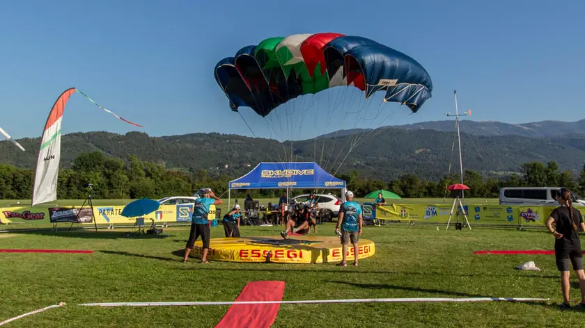 Una fase del trofeo Città di Belluno di paracadutismo
