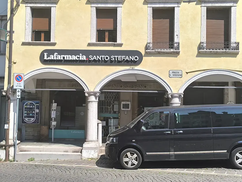 La farmacia dove è avvenuto il sequestro