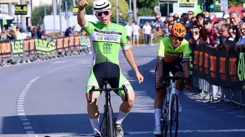 L'arrivo a braccia alzate di Martin Gris
