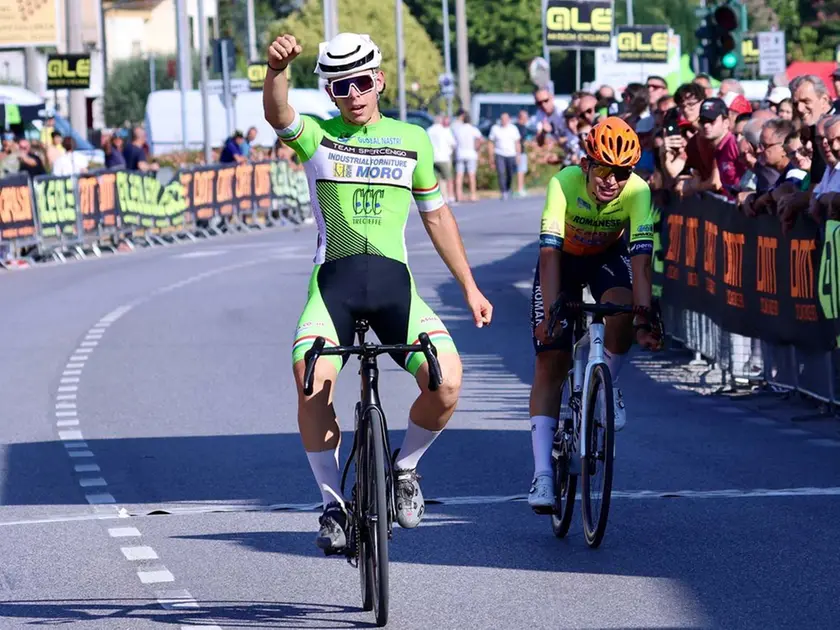 L'arrivo a braccia alzate di Martin Gris