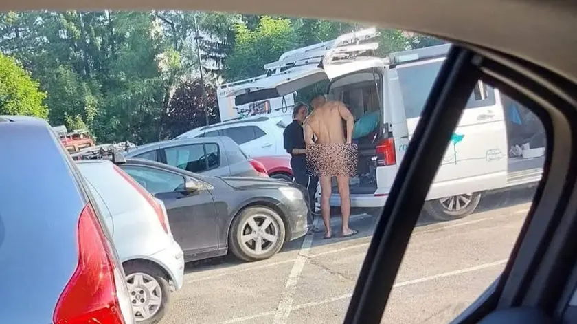 La scatto fatto da una testimone al parcheggio