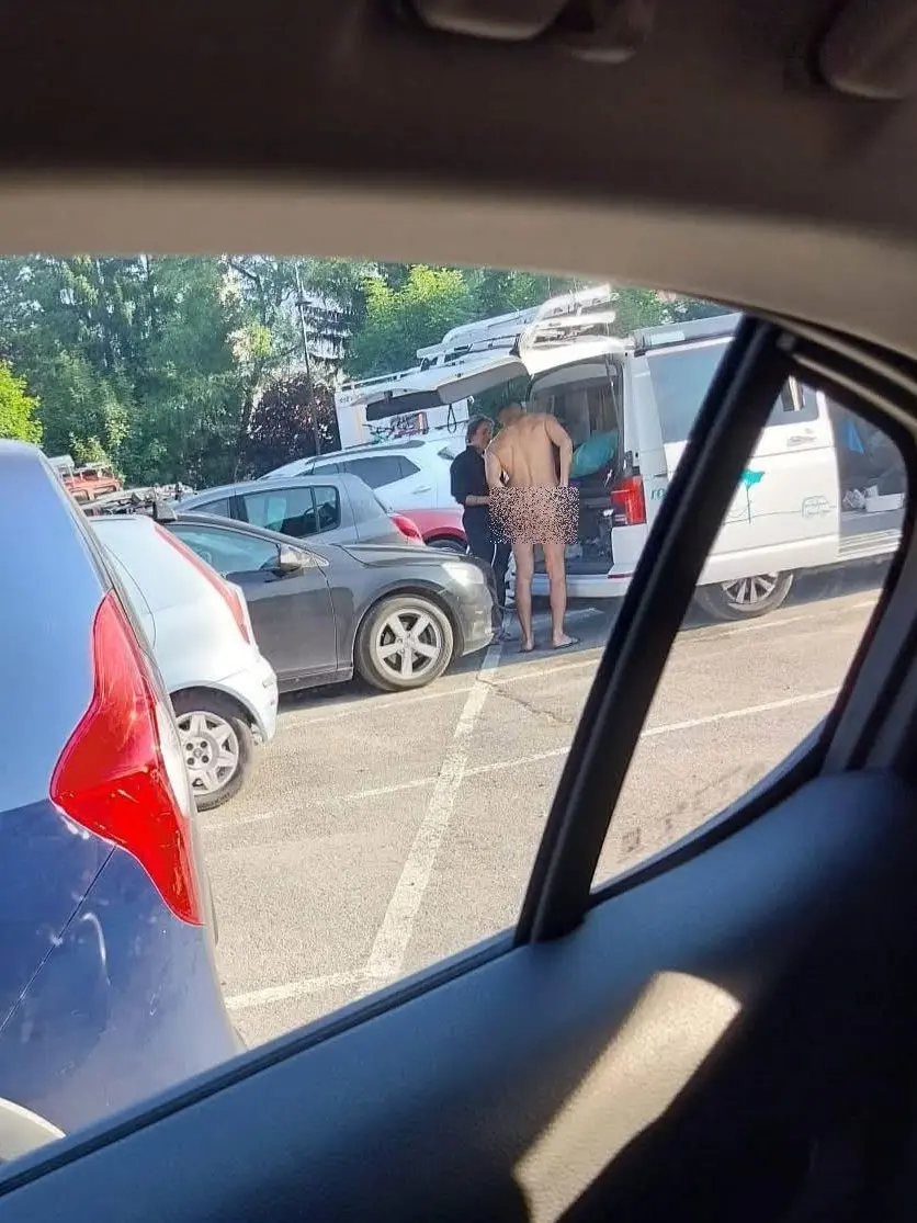 La scatto fatto da una testimone al parcheggio