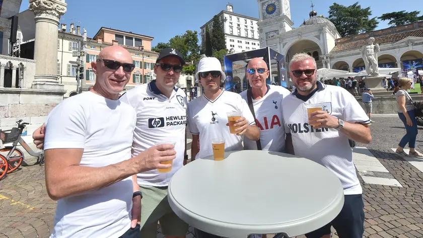 Tifosi del Tottenham in piazza Libertà. Foto Petrussi