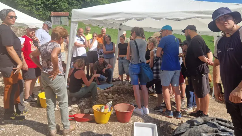Visitatori al sito archeologico di San Donato di Lamon