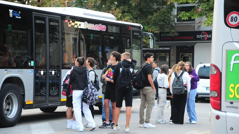 Studenti alla stazione delle corriere