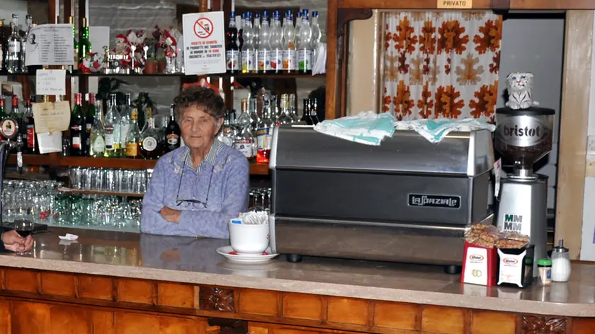 Jolanda De Nardin al bancone dello storico bar della Stazione