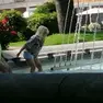 C'è chi cerca refrigerio mettendo i piedi nell'acqua della fontana