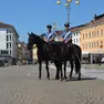La pattuglia dei carabinieri a cavallo in piazza dei Martiri