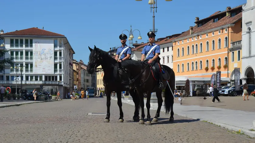 La pattuglia dei carabinieri a cavallo in piazza dei Martiri