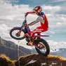Uno specialista di trial in sella alla sua moto