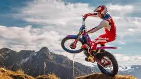Uno specialista di trial in sella alla sua moto