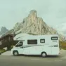 Un camper parcheggiato sul passo Giau