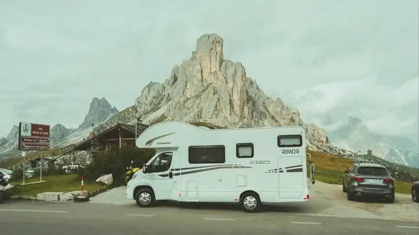 Un camper parcheggiato sul passo Giau