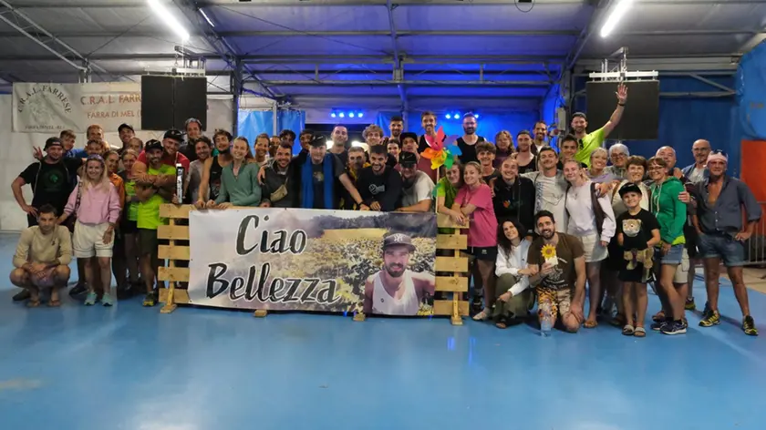 I giocatori con lo striscione che ricorda Matteo Piazzetta