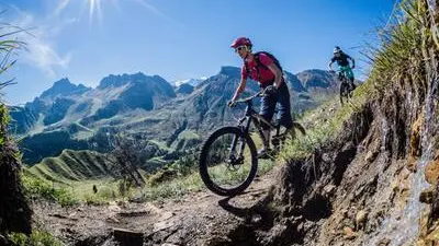 Bikers tra i sentieri di montagna: aumentano gli incidenti con ciclisti