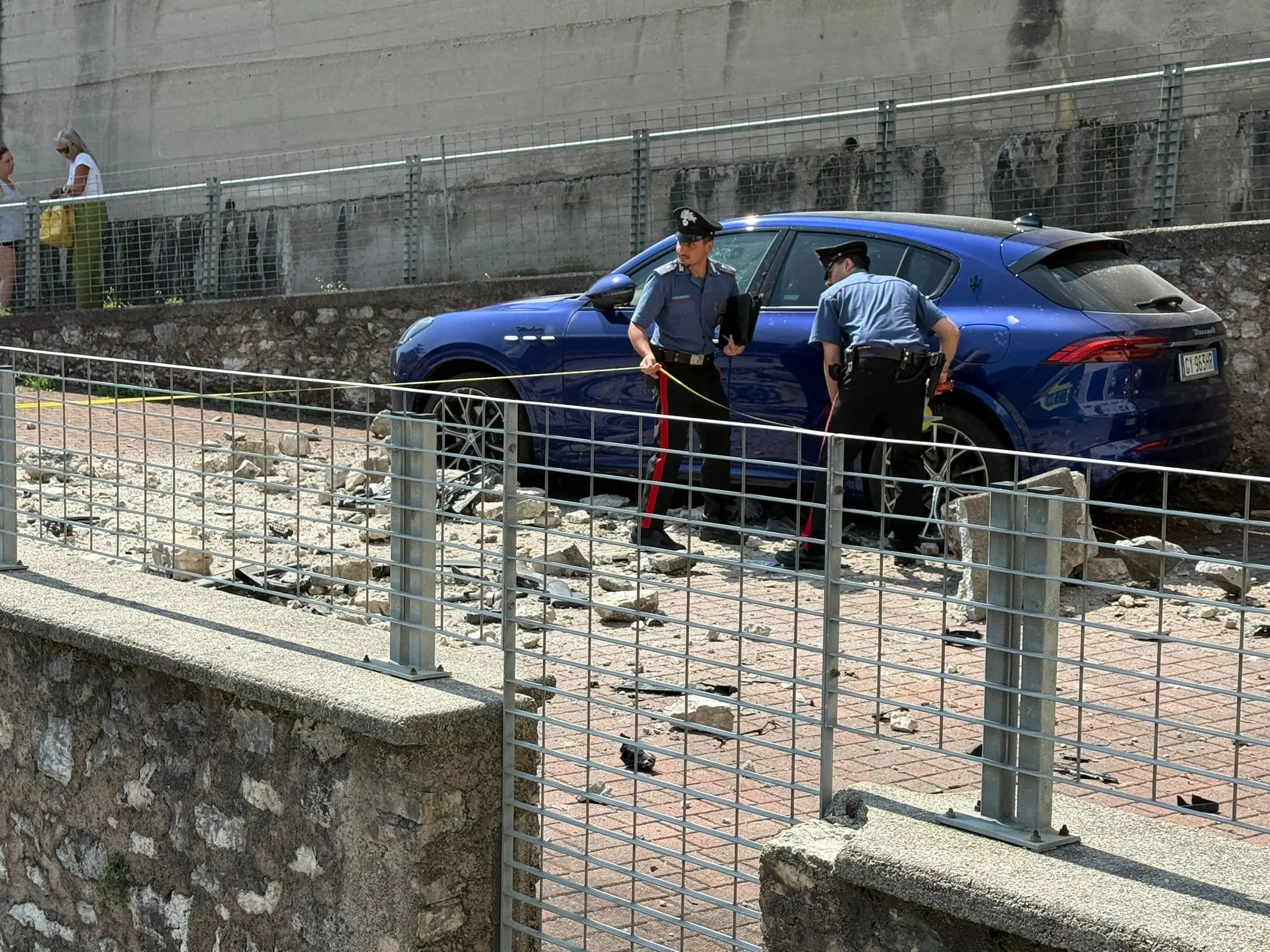 Un'auto parcheggiata danneggiata dai detriti
