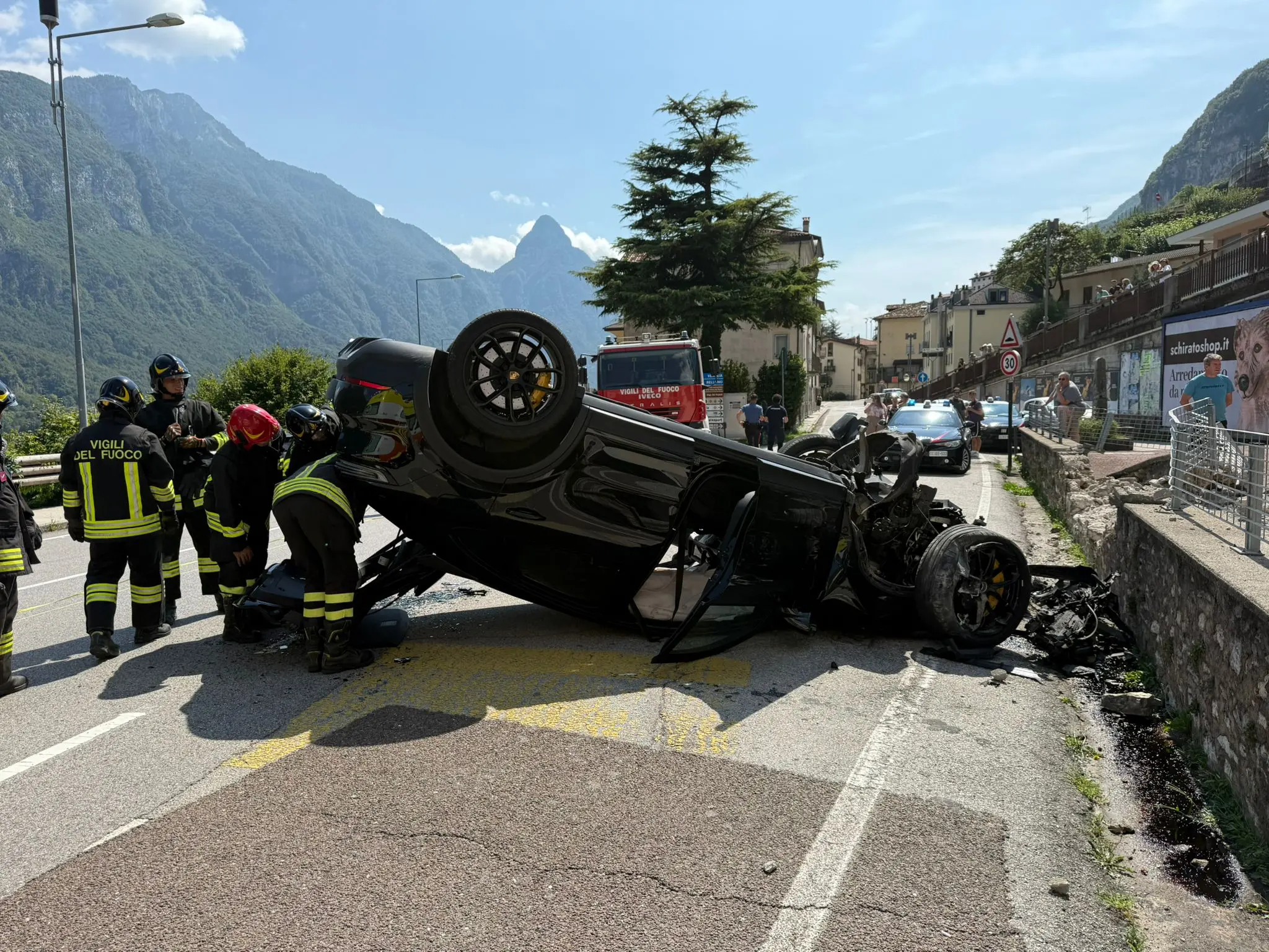 La Porsche capovolta sulla corsia sud