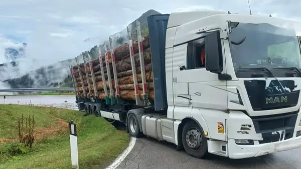 Il mezzo pesante impantanato sul passo Giau