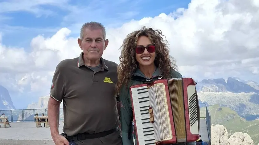 Attilio Bressan in Marmolada con la fisarmonicista Sabrina Salvestrin