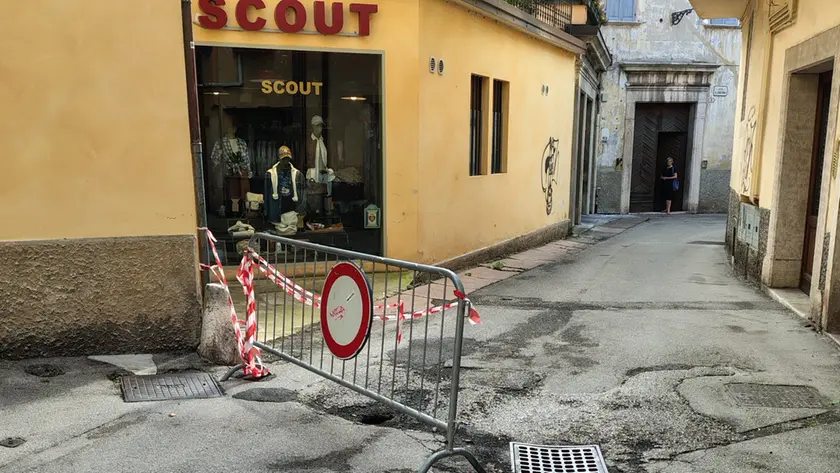 La strada transennata nel cuore di Belluno