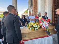 I palloncini a forma di moto e i girasoli sulla bara di Martin Pattaro (Foto Piran)