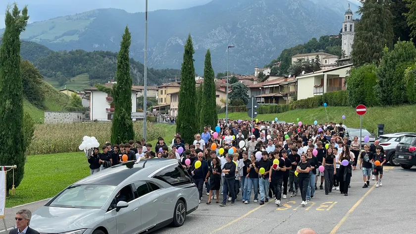 L'ultimo abbraccio della comunità a Matilde (Foto Yuri Colleoni)