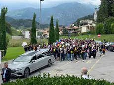 L'ultimo abbraccio della comunità a Matilde (Foto Yuri Colleoni)
