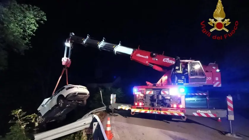 Il recupero dell'auto da parte dei Vigili del fuoco sul Nevegal