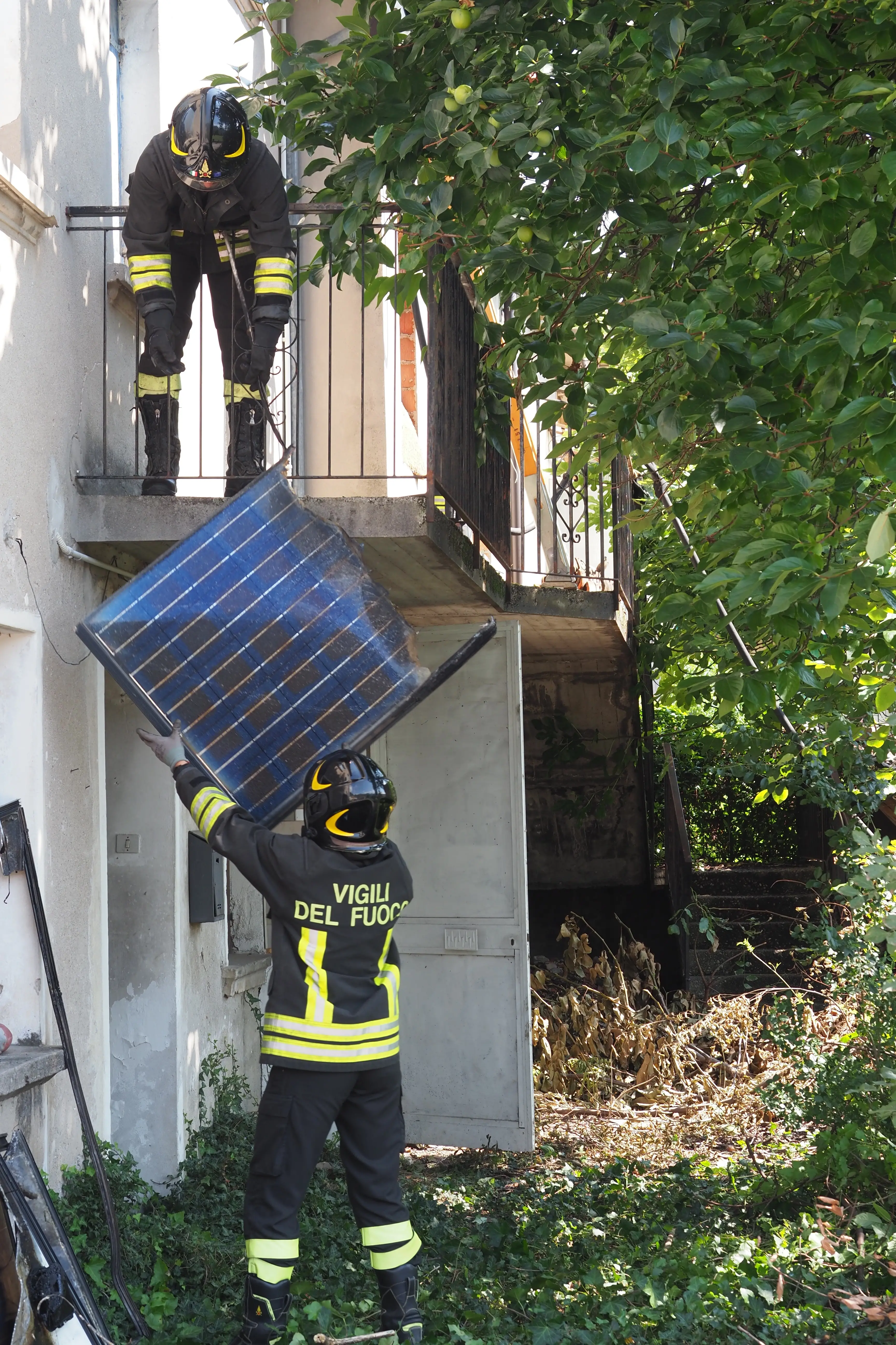 I vigili del fuoco rimuovono i pannelli fotovoltaici danneggiati dal fuoco