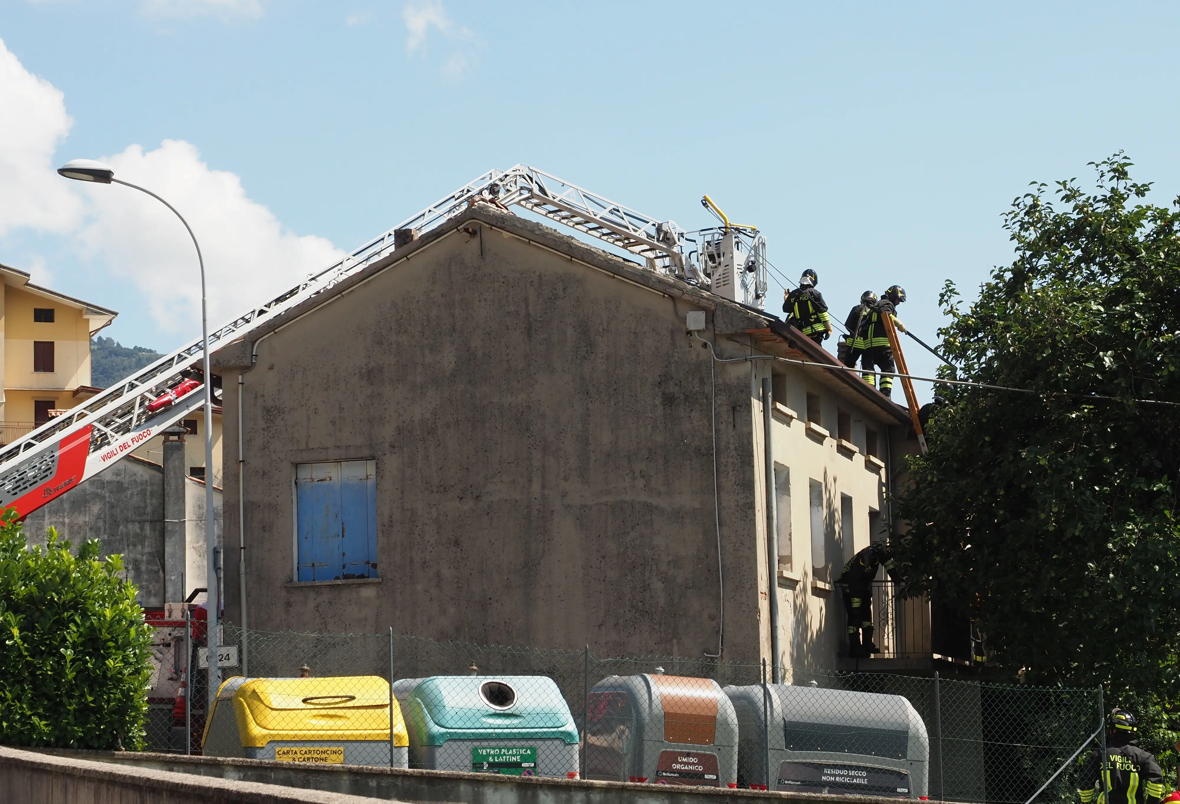 I vigili del fuoco al lavoro sul tetto dell'abitazione di Quero