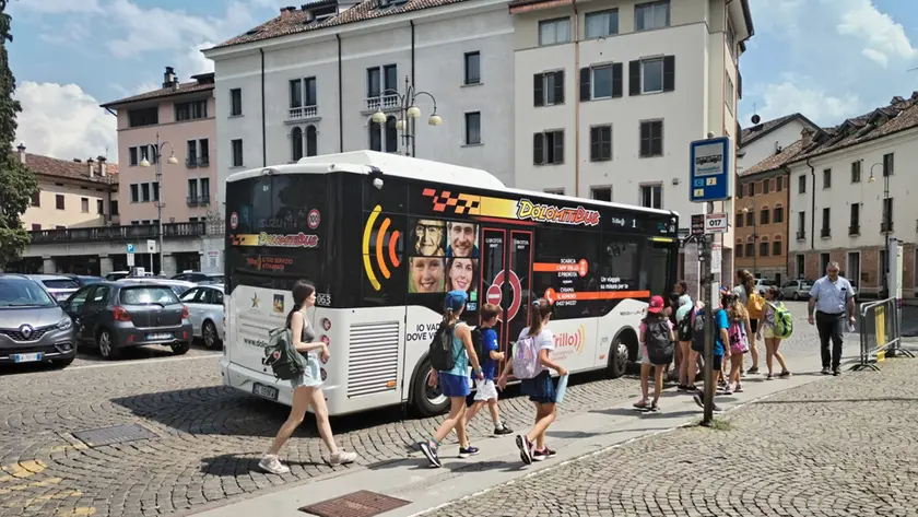 Un mezzo di Trillo alla fermata in piazza dei Martiri a Belluno