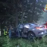 I vigili del fuoco impegnati nel recupero dell'auto