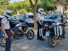 Agenti della polizia locale di Bibione durante un servizio di pattugliamento