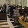 Amici e conoscenti di Renato Pante in fila davanti al feretro per l’ultimo saluto prima del funerale