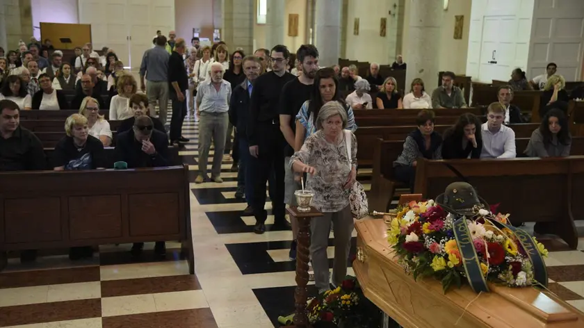 Amici e conoscenti di Renato Pante in fila davanti al feretro per l’ultimo saluto prima del funerale