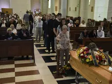 Amici e conoscenti di Renato Pante in fila davanti al feretro per l’ultimo saluto prima del funerale