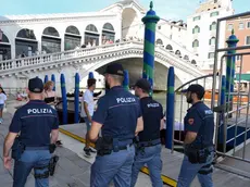 Una pattuglia in servizio anti scippo della polizia di Stato in servizio a Rialto