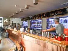 Il bancone con, sullo sfondo, la scritta “Caffè teatro dal 1781” (fotoservizio Tibaldi)