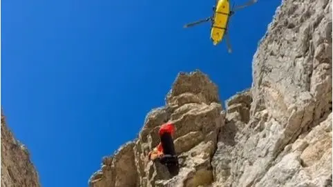Un momento del recupero dell'infortunato sulla Cima Grande di Lavaredo