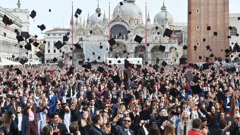Una cerimonia di laurea in piazza San Marco a Venezia
